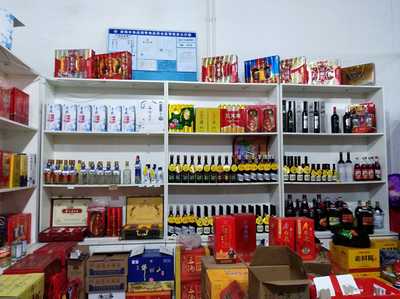 遼寧省凌海市遼西九華山小商品批發(fā)城一樓凌海晗語酒水飲料柜臺(tái)生意興隆